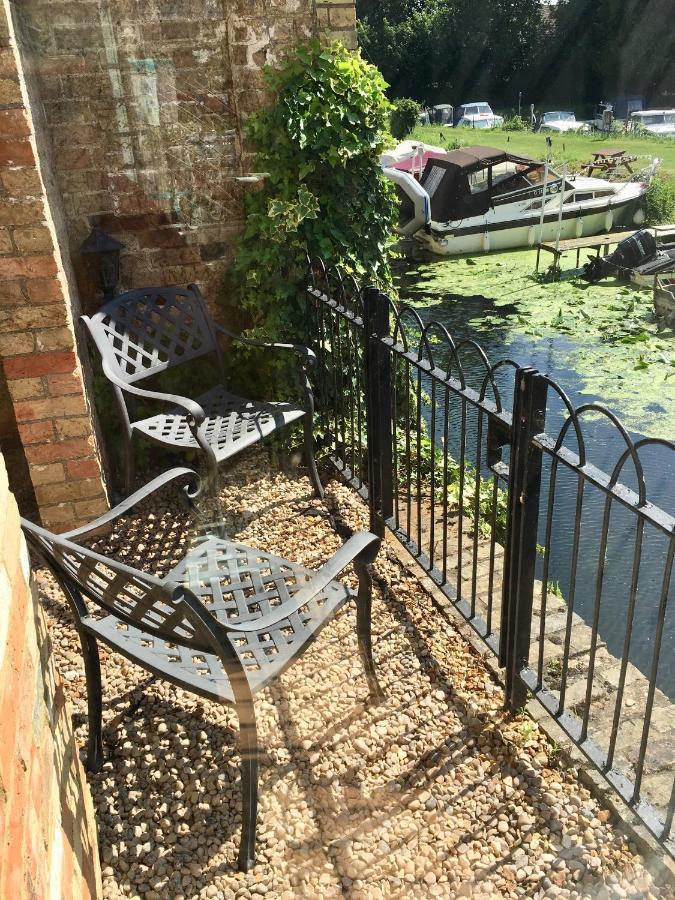 River Courtyard Apartment In The Heart Of Stneots Saint Neots Exteriör bild
