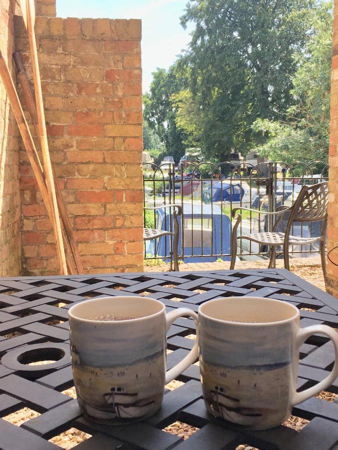 River Courtyard Apartment In The Heart Of Stneots Saint Neots Exteriör bild