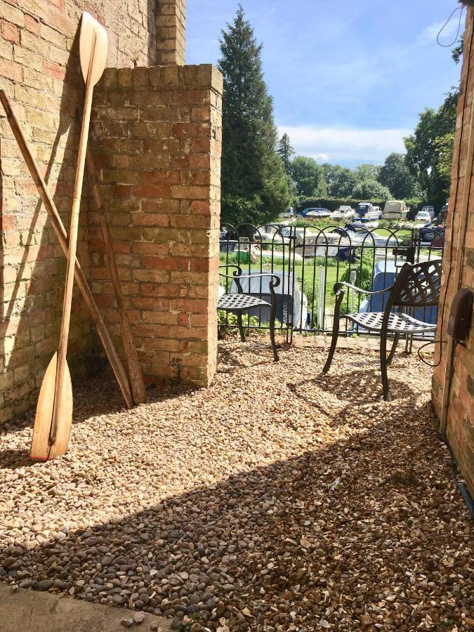 River Courtyard Apartment In The Heart Of Stneots Saint Neots Exteriör bild