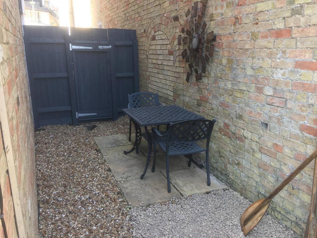 River Courtyard Apartment In The Heart Of Stneots Saint Neots Exteriör bild