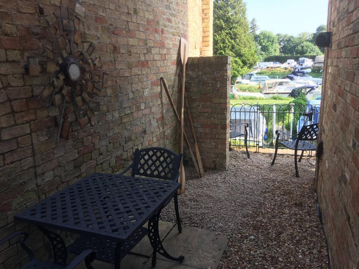 River Courtyard Apartment In The Heart Of Stneots Saint Neots Exteriör bild
